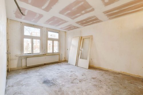 Leerer Raum mit Fenster und Heizkörper