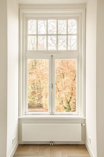 Blick aus dem Fenster eines Hauses