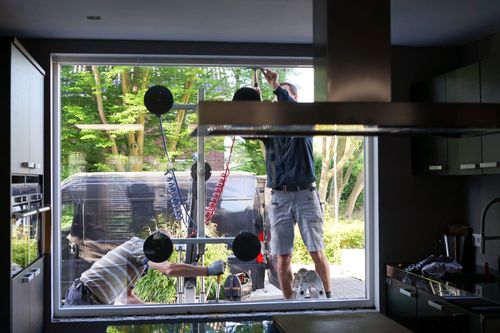Altes Fenster wird ausgebaut