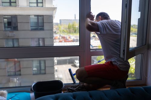 Fensterglas wird gereinigt